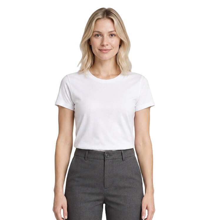 Modèle portant un t-shirt blanc avant le changement IA